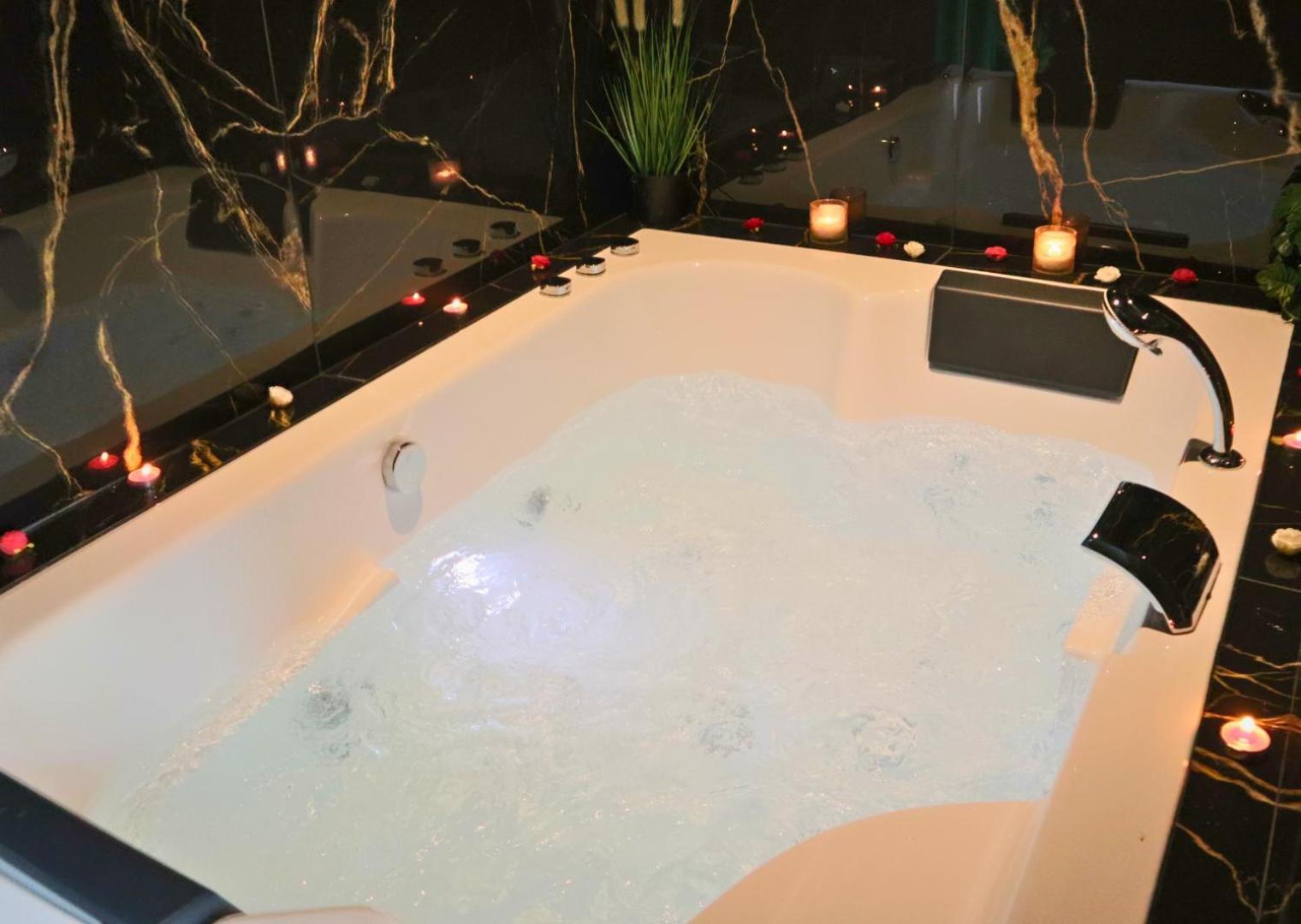 Sejour Detente A Saint-Omer - Jacuzzi Prive, Terrasse, Centre-Ville Et Parking Gratuit Exterior foto