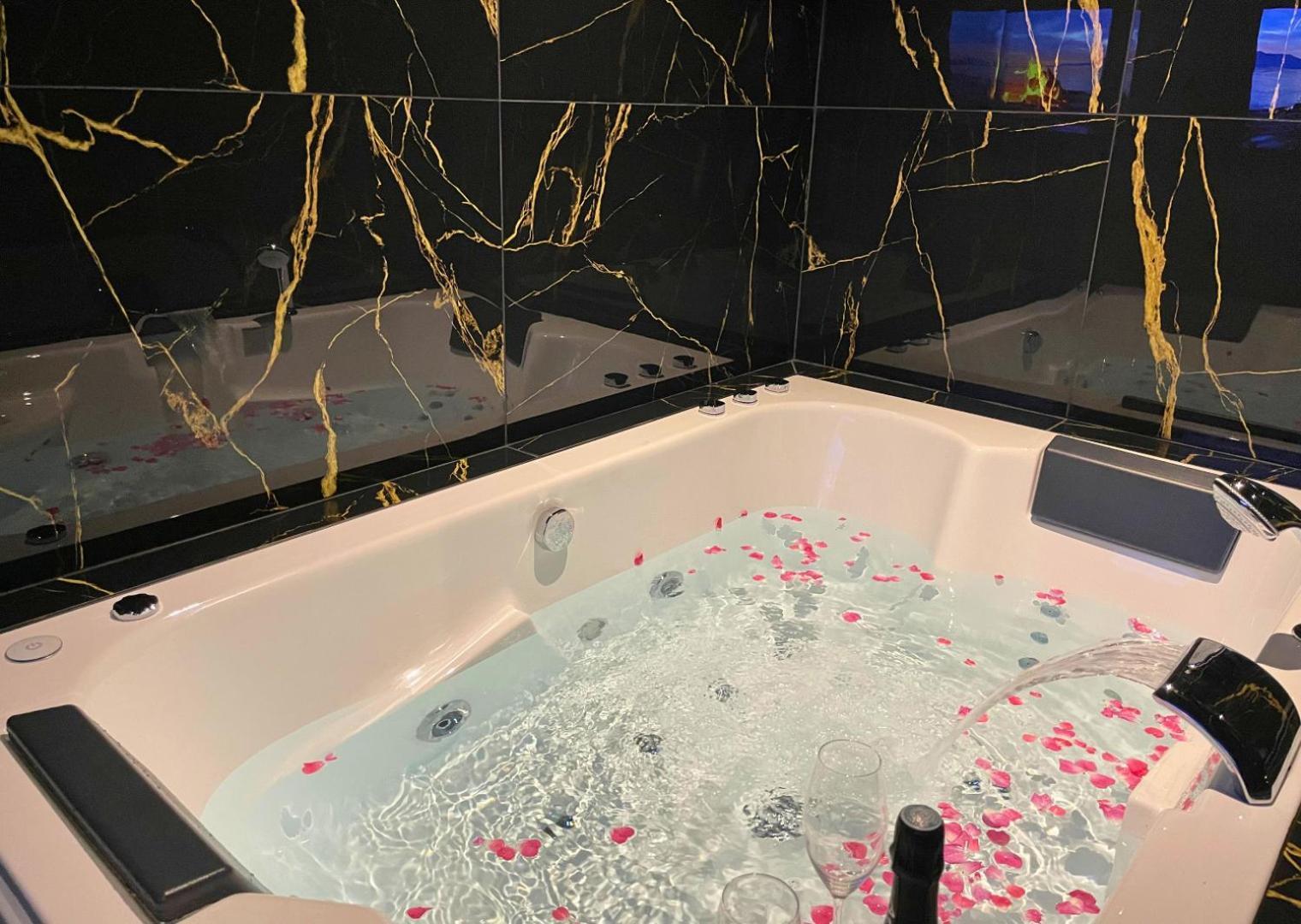 Sejour Detente A Saint-Omer - Jacuzzi Prive, Terrasse, Centre-Ville Et Parking Gratuit Exterior foto